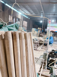 Escoba de madera de 110-120 cm con cepillo y mango de madera, precios con tornillo personalizado, mango de escoba redondo de madera natural de 120*2.2 cm - Product Image 1