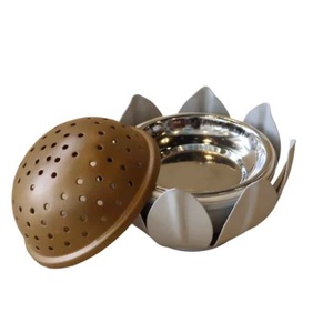 Encensoir Métallique de Bien-être, Brûleur d'Encens Bakhoor en Métal avec Dôme Perforé Doré et Base en Pétales Crème, Support d'Aromathérapie - Product Image 6
