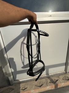 Nuevo Diseño de Brida para Caballo Ajustable de Cuero Genuino con Herrajes de Acero Inoxidable en Colores Negro/Marrón/Havana y Logotipo Personalizado - Product Image 2