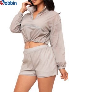 Conjuntos de chándal cortos de hip hop de verano, personalizados, casuales, de 2 piezas, chaqueta corta cortavientos con cremallera, conjunto corto de algodón estilo streetwear para mujer - Product Image 2