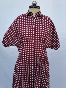 Robe chemise en coton à carreaux rouges, longueur maxi, manches courtes, col à revers, coupe ample décontractée, toutes saisons, tissu tissé, élégante et délicate - Product Image 4