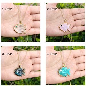 Collier chaîne inspiré par un designer, avec pendentif poisson en quartz cristal sculpté à la main, œil en émeraude CZ, plaqué or 18 carats, pour grossistes - Product Image 6