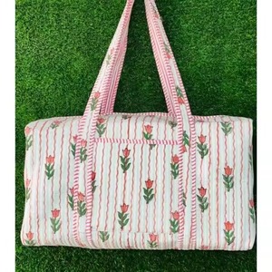 Bolsa de Viaje Grande Estilo Weekender para Mujer, con Estampado Floral, Acolchada, Forro de Algodón, Cierre de Cremallera, Dos Asas, Cierre Abierto - Product Image 2