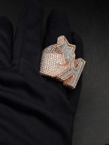 Anillo de compromiso/fiesta estilo hip-hop con diamante VVS certificado IGI, corte brillante, chapado en oro rosa, engaste de bisel, estilo Iced - Product Image 3