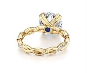 Bague de fiançailles en diamant de laboratoire rond de 1,00 carat, or jaune 9K, solitaire torsadé avec accents de diamants, modèle Copy Pro - Product Image 4
