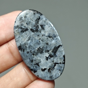 Cabujón de Larvikita |   Gema ovalada llamativa de larvikita para la fabricación de joyas |   43x25x5 mm. |   48 Unidades |   E220 - Product Image 1