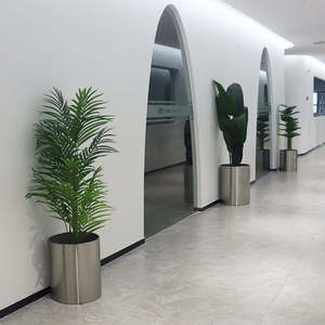 BOLD BLOSSOM Ensemble de pots de fleurs de jardin en gros, support métallique d'intérieur, jardinières rondes en acier inoxydable pour la décoration, Inde - Product Image 4