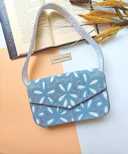 Bolso de hombro con cuentas blancas de semillas, diseño costero Sagrado Corazón Sol, hecho a mano, venta al por mayor - Product Image 4