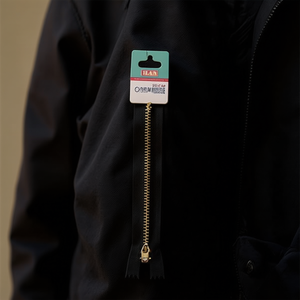 Cremallera Ilan negra de 20 cm con dientes metálicos para ropa y bolsos - Product Image 2