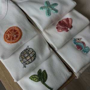 เสื้อกล้ามปักลายลูกปัดพร้อมลายดอกไม้สีสันสดใสและเสน่ห์แห่งงานฝีมือที่สวยงาม - Product Image 2