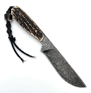 Couteau de chasse en acier Damas, manche en bois de cerf, pointe clip, lame droite avec cordon, fait main et personnalisé - Product Image 1