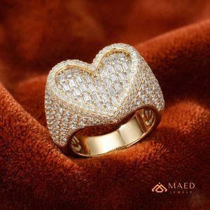 Anillo de Moissanita con Corazón, Chapado en Oro, con Pavé de Baguettes, Anillo Elegante de Lujo para Hombre y Mujer, Estilo USA - Product Image 4