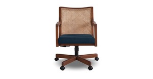 Chaise de bureau pivotante en teck massif de luxe avec dossier en rotin naturel et siège rembourré, mobilier de direction haut de gamme - Product Image 1