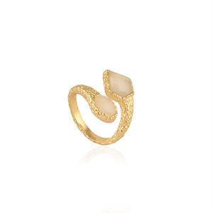 Bague ajustable ouverte en calcédoine blanche, plaquée or 18 carats, en laiton sculpté, design statement. - Product Image 3