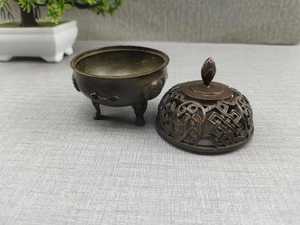 Brûleur d'encens traditionnel en laiton en forme de dôme avec des ouvertures sculptées pour une diffusion uniforme de la fumée aromatique dans les lieux sacrés - Product Image 3