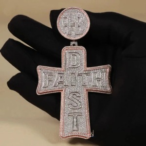 Colgante Cruzado VVS Moissanite Personalizado Estilo Hip Hop, Colgante Religioso de Fe, Plata 925 Bicolor con Engaste para Hombre - Product Image 1