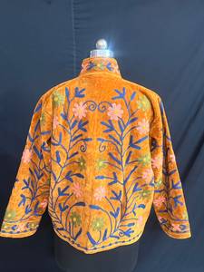 Veste courte en velours brodée de fleurs Suzani pour femme, jaune moutarde, manteau d'hiver fait main, style bohème ethnique, ouvert sur le devant - Product Image 2