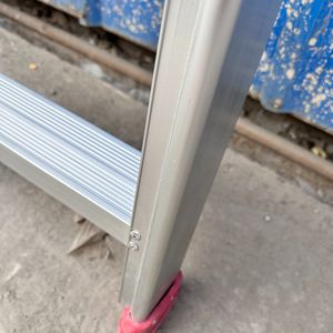 Échelle pliable en aluminium, facile à ranger et idéale pour les tâches ménagères quotidiennes. - Product Image 4