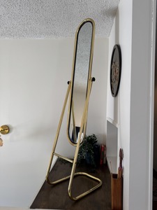 Espejo de pie moderno con marco dorado y base, elegante espejo de suelo ideal para dormitorio, sala de estar y decoración de interiores, procedente de la India. - Product Image 3