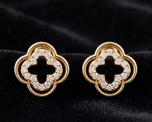 Boucles d'oreilles clous classiques en argent 925, motif fleur, moissanite taille brillant, sertissage griffe, bijoux minimalistes pour femme, mariage et usage quotidien - Product Image 5