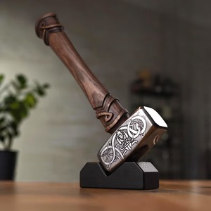 Marteau Viking gravé avec manche en bois, face carrée, réplique décorative faite à la main - Product Image 1