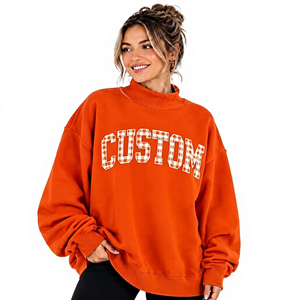 Sweat-shirt oversize à col montant pour femme en polaire avec appliqué, pull personnalisé avec appliqué graphique en satin, haut décontracté doux et contemporain - Product Image 1