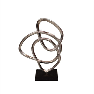 Sculpture de table élégante en métal, design en boucles entrelacées en aluminium argenté, ornement décoratif pour la maison, statue avec base noire à prix réduit - Product Image 1