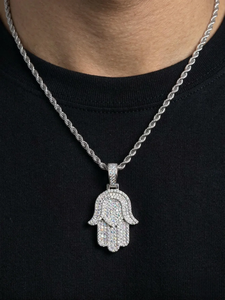 Pendentif main Hamsa serti de moissanite taille brillant rond, très tendance – Bijoux hip-hop en moissanite pour hommes et femmes - Product Image 6