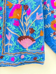 Chaqueta de Invierno de Terciopelo Azul con Bordado Suzani, Chaqueta Corta para Festivales, Abrigo Boho Oversize, Kimono para Mujer, Venta al Por Mayor - Product Image 3