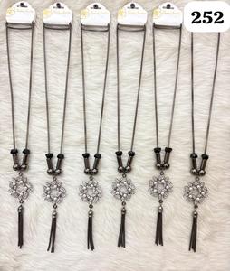 Collier long élégant PingBling en rhodium noir avec pendentif feuille de perle, détails en cristal et pompon de chaîne pour femmes - Product Image 1