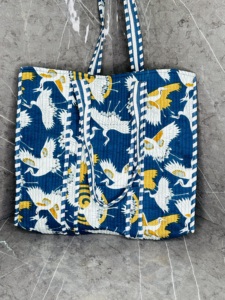 Bolso tote hecho a mano con estampado de grullas en azul marino, blanco y mostaza, bolso tote de hombro de algodón acolchado, grande, para viajes diarios, compras. - Product Image 2