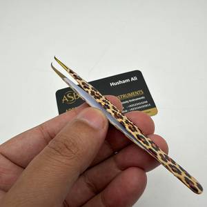 Pince à épiler professionnelle pour extensions de cils, à pointe incurvée en fibre, motif léopard, en acier inoxydable, logo personnalisé - Product Image 4