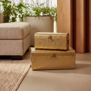 Ensemble de coffres élégants en or brillant avec texture martelée et fermoirs raffinés pour une décoration de rangement luxueuse et moderne. - Product Image 6