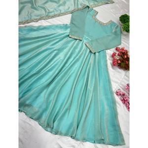 Vestido de Noche Verde Talla M de Diseñador con Bordado de Múltiples Hilos y Lentejuelas, Vestido de Fiesta con Dupatta - Product Image 1