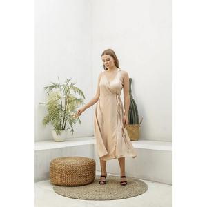 Vestido midi elegante de satén para mujer, sin mangas, con tirantes finos, cuello en V, para fiesta, noche o informal. - Product Image 2
