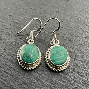 Boucles d'oreilles pendantes vintage en argent sterling et malachite, bijoux faits à la main avec pierres précieuses vertes, cadeau élégant pour femme - Product Image 4