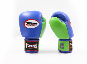 ถุงมือชกมวยหนังแท้สีน้ำเงินขาวสำหรับฝึกซ้อมและแข่งขัน ยี่ห้อ Twins อุปกรณ์ต่อสู้ มวยไทย MMA คิกบ็อกซิ่ง - Product Image 5