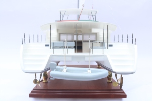 Catamarán LAGOON 450F, Modelo Náutico de Madera Pintado a Mano, Decoración para el Hogar de Estilo Europeo, Regalo Original - Product Image 2