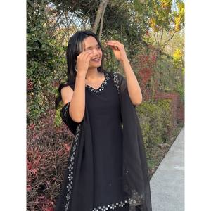 Ensemble haut-bas et dupatta en mousseline de soie avec broderies miroir, coupe droite, taille naturelle, pour soirée - Product Image 2