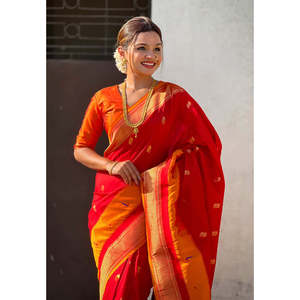 Sari en soie Paithani rouge Elite Weaves avec bordure en satin Muniya, vêtements indiens et pakistanais - Product Image 2