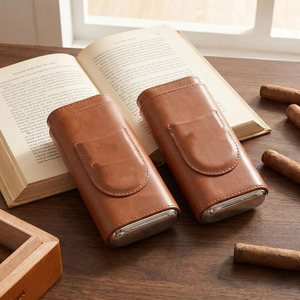Estuche para cigarros de cuero genuino con cortador integrado y soporte para accesorios, ideal para regalo y uso personal. - Product Image 5