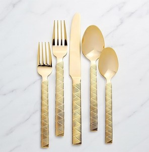 Juego de Cubiertos Modernos Dorados con Acabado Espejo, Diseño Geométrico en el Mango, Aptos para Lavavajillas, Cubiertos Metálicos para Mesa de Boda - Product Image 1