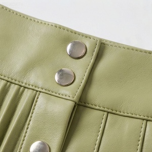 Minifalda de Cuero Sintético Plisada de Cintura Alta para Mujer, Diseño Brillante de Color Sólido, para Usar en Todas las Estaciones - Product Image 4