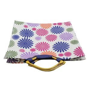 Sac fourre-tout en jute laminé avec motif en bois, poignée en PP en forme d'œil, imprimé floral, sac cadeau en jute teint et blanchi pour les jeunes - Product Image 5