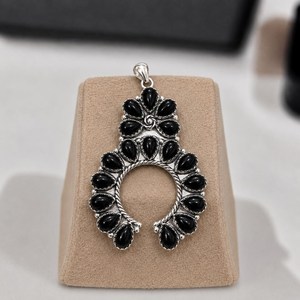 Collier Pendentif Naja en Onyx Noir, Style Bohème Sud-Ouest, avec Grappe de Fer à Cheval, en Argent Sterling Fait Main, Bijou Statement pour Femme - Product Image 1