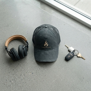Gorra Trucker Gris Carbón para Hombre, Logotipo de Llama Bordado, Gorra de Béisbol de Algodón con Malla Trasera Ajustable, Estilo Casual Urbano - Product Image 3