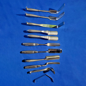ENSEMBLE DE 11 RETRACTEURS GYNECO-OBSTÉTRIQUES PROFESSIONNELS AVEC ÉTUI - Product Image 1
