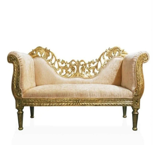 Grand canapé de mariage doré et blanc, stylisé avec un dossier central capitonné en velours jaune, disponible à prix de gros. - Product Image 2