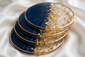Sous-verres ronds en résine marbrée rose faits à la main avec bord doré, décoration d'intérieur - Product Image 5