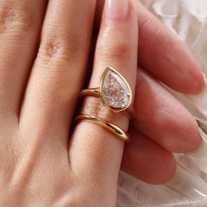 Ensemble de mariage minimaliste avec diamant de laboratoire en forme de poire, bague de mariage ondulée en or 14 carats, ensemble solitaire moderne unique - Product Image 3